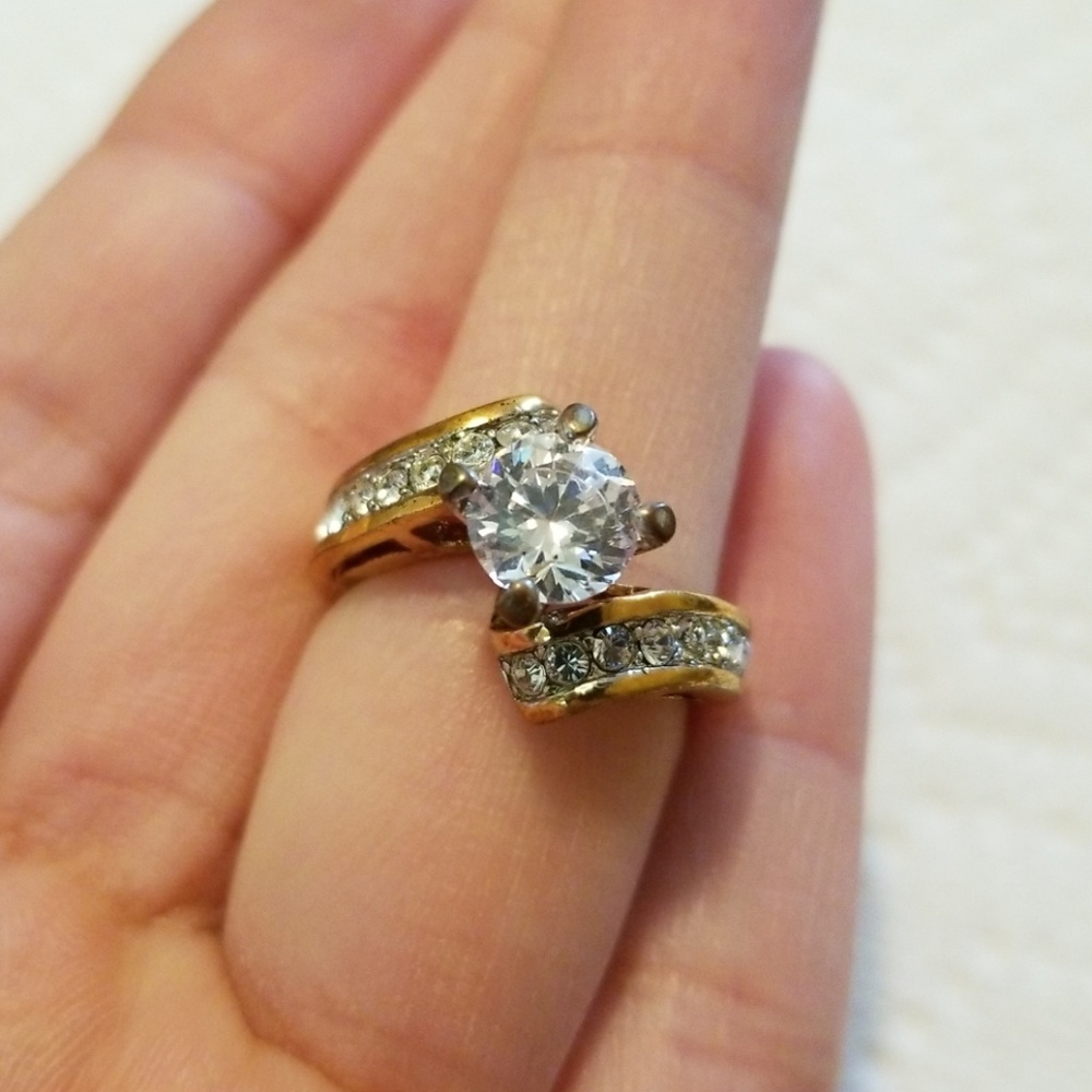 Stunning gold diamond ring